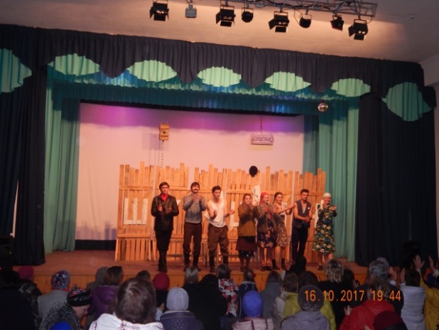 На сцене Сростинского культурно-досугового центра, с. Сростки, Бийский район, Алтайский край