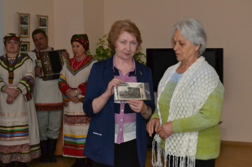 Валентина Черномырдина, друг музея, дарит музею редкую семейную фотографию.