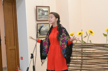 Дробышева Юлия, учащаяся МБОУ "СОШ № 6" г. Бийска, читает рассказ В.М. Шукшина "Сапожки"