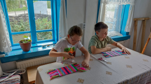 В музее В.М. Шукшина посетителей учат ткачеству.
