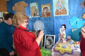 Открыта выставка рукодельниц села Сростки «Волшебная ниточка»