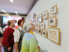 Открылись выставки, посвященные истории сростинской школы.