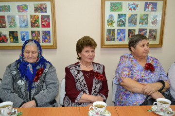 Людмиле Андреевне Шадриной (в центре) сегодня исполнилось 65 лет. Участники программы поздравили ее с юбилеем.