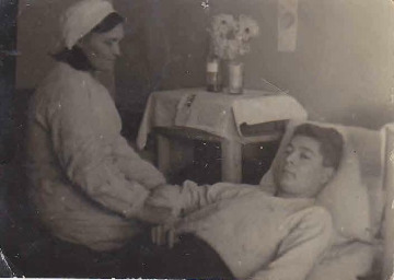 Гусельникова (в зам. Хохлова) Лидия Георгиевна во время работы в госпитале. 30.01.1945 г. ОФ 9257
