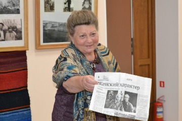 Секретарь Клуба Шукшинистов Любовь Кузьминична Тренина передала в дар музею газетную вырезку