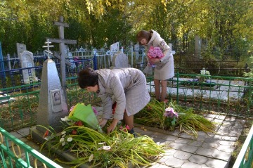 Возложение цветов к могилам Марии Сергеевны Куксиной и Натальи Макаровны Зиновьевой