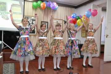 Поздравления и от нового поколения учеников, участниц ансамбля «Сказки детства» (руководитель Зоя Ивановна Потехина).