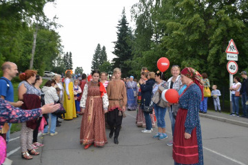 Народные гулянья на улицах села Сростки