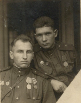 ОФ(ис) 410  Куксин Дмитрий Фёдорович(слева) с сослуживцем