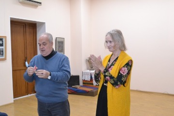 Виктор Буланичев вручает писателю Любови Казарцевой медаль