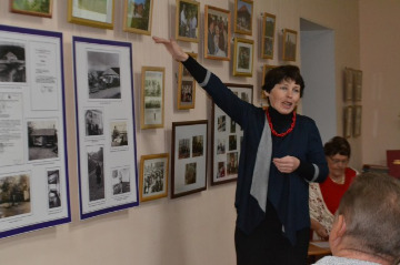 Валентина Ефтифеева, зам. директора по экспозиционно-выставочной деятельности рассказывает об экспонатах выставки