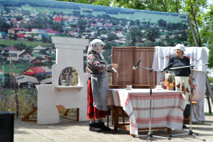 Шукшинские чудики на сцене музея в Сростках.