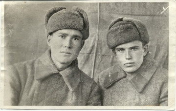 Емельянов Василий Алексеевич (справа) с сослудживцем. ОФ 471