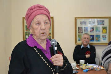 Зоя Сергеевна Николаенко , секретарь-машинистка Центральной конторы совхоза.