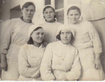 ОФ 9259 Гусельникова (в зам. Хохлова) Лидия Геогргиевна (1 ряд, слева) во время работы в госпитале
