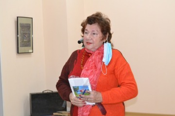 Идалия Федоровна Шевцова (Урсатий) передала в дар музею свои издания.
