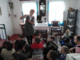 Дошкольники знакомятся с экспозицией музея «Дом, в котором провел детские годы В.М.Шукшин»