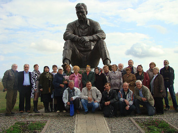 Члены клуба шукшинистов и родственники В.М. Шукшина у памятника.  2012 г..JPG