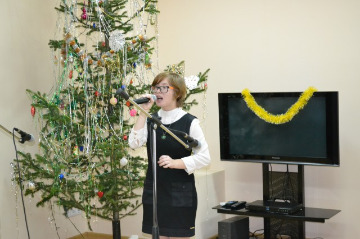 Для участников программы поет Таня Крафт, участница детского вокального ансамбля "Сказки детства"