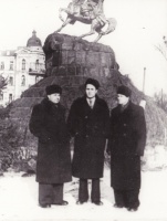 КРУПНЫМ ПЛАНОМ. Шукшин Василий Макарович с троюродным братом Поповым Иваном Петровичем (справа)