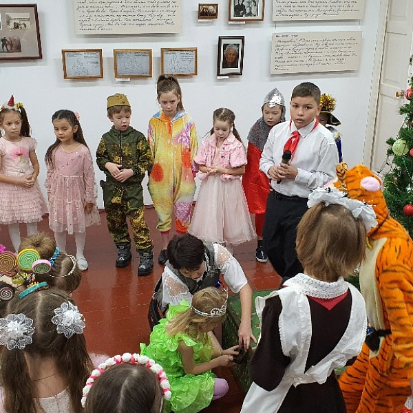 Фотографии с новогодней ёлки  музея-заповедника В.М. Шукшина для сростинской детворы