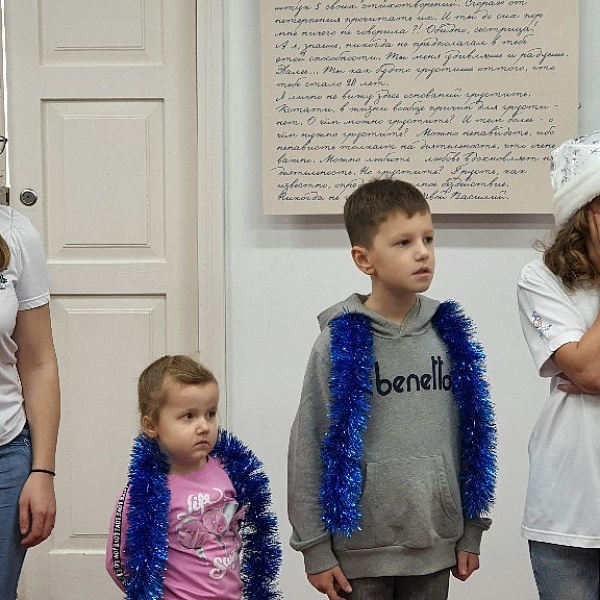 Фотографии волонтеров с новогодних утренников музея-заповедника В.М. Шукшина